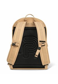 Beige rugzak met gevoerde zwarte achterkant. Voorzien van verstelbare schouderbanden, een platte handgreep en een ingebosseld logo op de achterkant. Materiaal lijkt textuur te hebben.