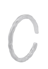Srebrna metalowa bransoletka typu cuff z nieregularną, teksturowaną powierzchnią i otwartymi końcami, tworząca płynny, organiczny kształt.