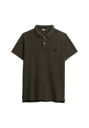 Polo color verde oliva, material de algodón, mangas cortas, cuello con dos botones, logo bordado en el pecho y etiqueta de marca en la manga.