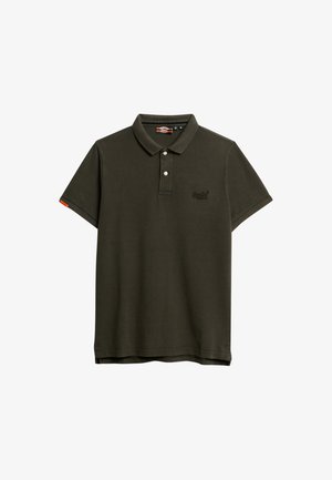 Oliven grøn polo-shirt, lavet af bomuldsstof, korte ærmer, krave med to knapper, broderet logo på brystet og mærketag på ærmet.