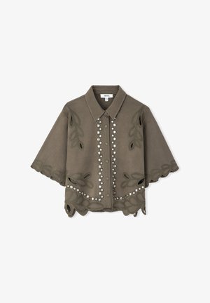 Camicia a maniche corte verde oliva con motivi fogliari ricamati, dettagli in perle tonde e orlo scallop. Chiusura con bottoni sul davanti.