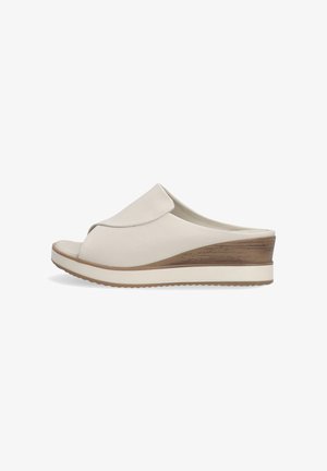 Beige wedge sandalen met een gladleren bovenwerk, open teen en een gelaagde houten hak. Geprofileerde zool voor grip.
