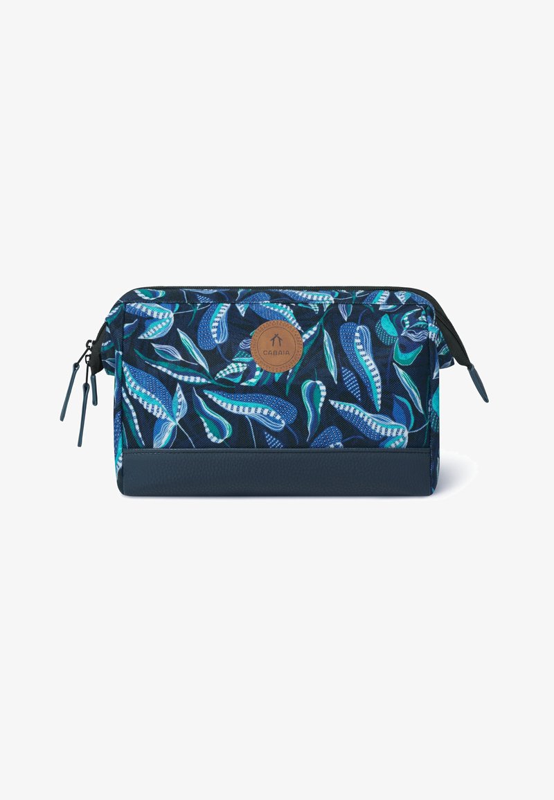 Marine tas met een bladerenpatroon in tinten blauw en groen, met een gestructureerde donkere blauwe basis en een ronde leren logo patch.
