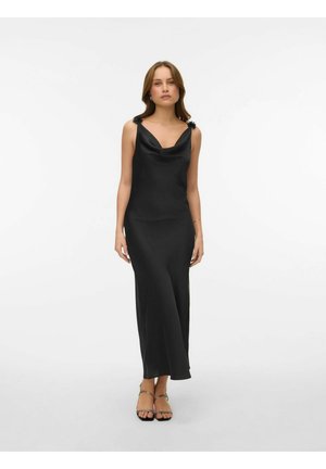 Robe longue noire à col bénitier avec fines bretelles, ornée de boutons décoratifs sur les bretelles, confectionnée dans un tissu lisse et fluide qui tombe élégamment.