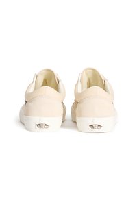 Sneakers Vans beige visti da dietro, che mostrano talloni imbottiti, suole in gomma bianca e loghi "Off The Wall" di Vans sui talloni.