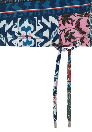 Stof med blå, hvide, rosa og røde blomster- og geometriske mønstre, med metalknaphuller og flerfarvede snore med metalender.