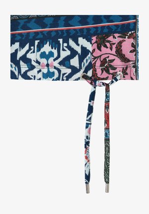 Stof met blauwe, witte, roze en rode bloem- en geometrische patronen, voorzien van metalen oogjes en meerkleurige trekkoorden met metalen uiteinden.