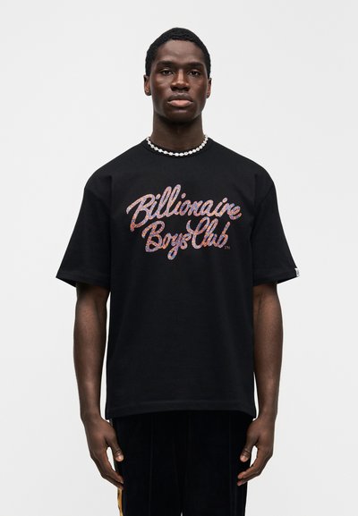 Μαύρο κοντομάνικο t-shirt με το κείμενο "Billionaire Boys Club" σε πολύχρωμα, υφασμάτινα γράμματα στο μπροστινό μέρος. Κλασικός σχεδιασμός με στρογγυλή λαιμόκοψη.