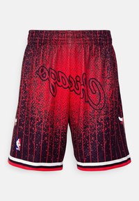 Shorts de basket rouge et noir avec un design dégradé, arborant le script "Chicago", des rayures et le logo NBA sur la jambe gauche.