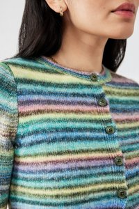 Mehrfarbige Strickjacke mit horizontalen Streifen in Blau-, Grün-, Gelb- und Violetttönen, runden grünen Knöpfen und einem Rundhalsausschnitt.