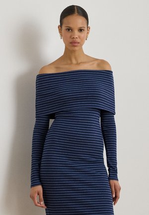 Rihmadeta, õlgadeta tumesinist värvi kleit horisontaalsete triipudega. Pika varrukaga, keha järgiva lõikega, pehme soonikkoes ja minimalistlike detailidega.