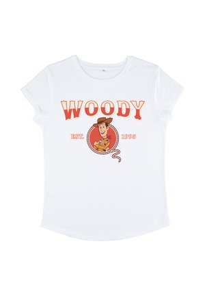Camiseta blanca con Woody de Toy Story y el texto "WOODY EST. 1995", con un círculo de cuerda alrededor de la parte superior del cuerpo de Woody.