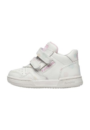 Sneaker bianca in pelle con fasce in velcro, dotata di una suola leggera, design della punta perforato e dettagli a pois multicolori.