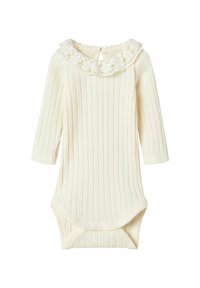 Ribbed bodysuit w kolorze kremowym z długimi rękawami, kołnierzykiem wykończonym koronką oraz zapięciem na zatrzaski na dole. Teksturowany materiał z delikatnymi akcentami.