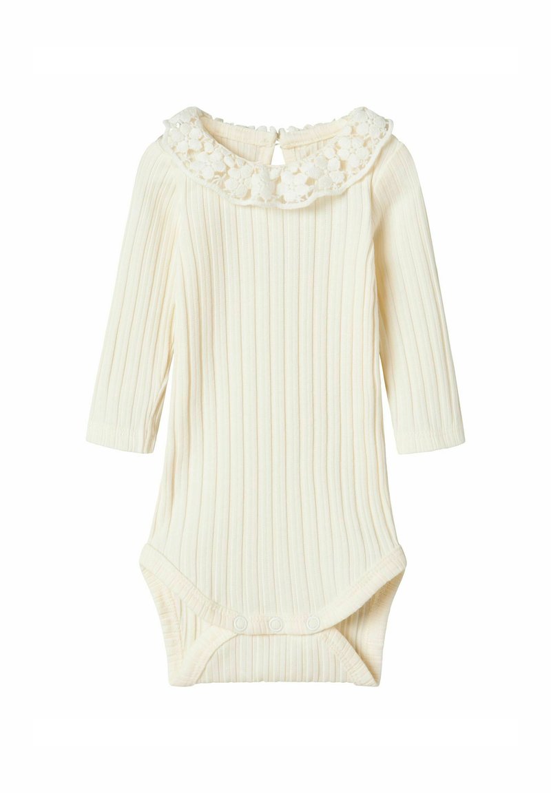 Ribbed bodysuit w kolorze kremowym z długimi rękawami, kołnierzykiem wykończonym koronką oraz zapięciem na zatrzaski na dole. Teksturowany materiał z delikatnymi akcentami.