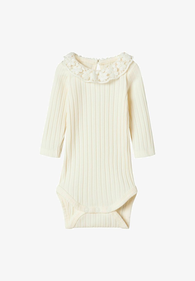 Ribbed bodysuit w kolorze kremowym z długimi rękawami, kołnierzykiem wykończonym koronką oraz zapięciem na zatrzaski na dole. Teksturowany materiał z delikatnymi akcentami.