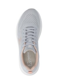 Baskets de sport gris clair avec une tige en mesh, un col rembourré, des accents roses subtils et une semelle en caoutchouc blanche. Comprend des lacets et un détail de logo.