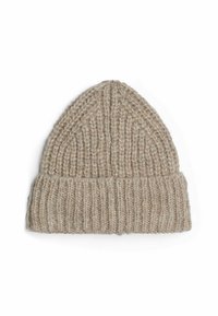 Gorro de punto en beige claro con una textura acanalada. Presenta una parte superior cónica y un borde doblado. Fabricado con hilo suave y grueso.