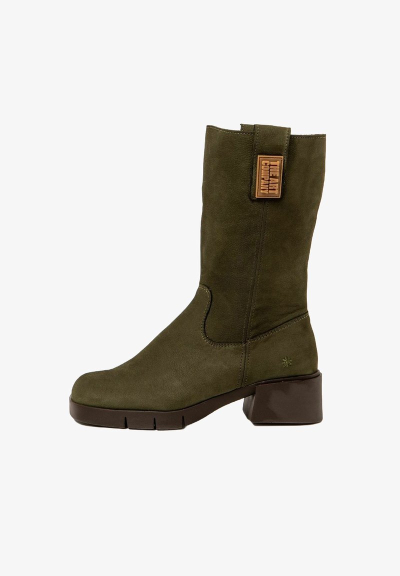 Bota de cuero verde oliva hasta medio pantorrilla con tacón cuadrado, lengüeta con marca y suela de goma texturizada.