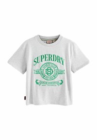 Grå bomullströja med kort ärm, prydd med en grön grafisk tryck som inkluderar "SUPERDRY" och ett cirkulärt emblem med året 1954.