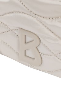 Borsa di satin color crema con effetto trapuntato, caratterizzata da un grande logo "B" in plastica beige e dettagli di cucitura sottili.