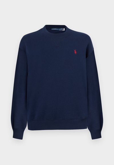 Μακρυμάνικο φούτερ σε ναυτικό μπλε με στρογγυλή λαιμόκοψη, ριμπ μανσέτες και τελείωμα, με μικρό κόκκινο κεντημένο λογότυπο στο αριστερό στήθος.