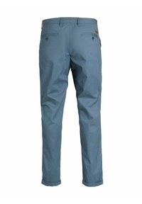Pantaloni di cotone azzurro chiaro con vestibilità dritta, due tasche posteriori e risvolti. Presenta una patch in pelle vicino al girovita.
