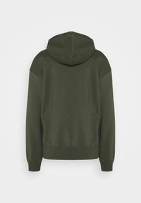 Włoska zielona bluza z kapturem na sznurek, ribbowymi mankietami i pasem. Miękka tkanina o luźnym kroju, bez widocznych logo czy wzorów.