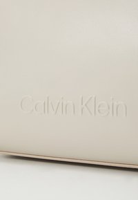 Calvin Klein EMBOSSED LOGO SMALL TOTE - Borsa a mano - gray morn