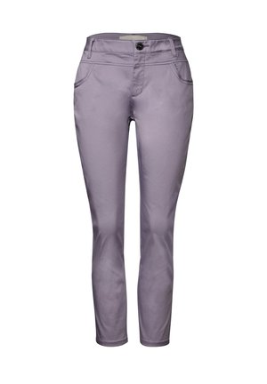 Lilafarbene Hose mit einer glatten, strukturierten Oberfläche. Sie verfügt über zwei Fronttaschen und einen einzigen Knopfverschluss am Bund.