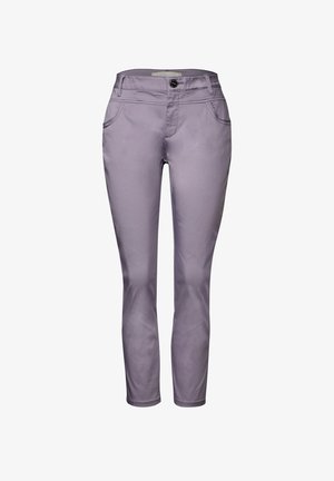 Lila gekleurde broek met een gladde, textuurachtige afwerking. Voorzien van twee voorzakken en een enkele knoopsluiting aan de tailleband.