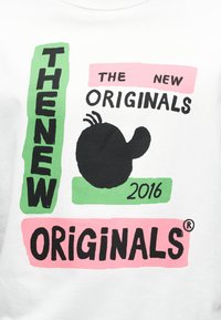 Fetter Text mit der Aufschrift "THE NEW ORIGINALS", wobei "THENEW" vertikal in Grün steht, "2016" in Grün, und einige Wörter durch pinke Blöcke hervorgehoben sind, dazu eine schwarze abstrakte Form.