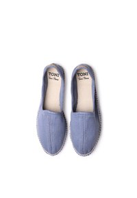 Scarpe slip-on blu in tessuto con motivo a spina di pesce, rifiniture in juta naturale e soletta beige con il nome del marchio "Toni Pons."