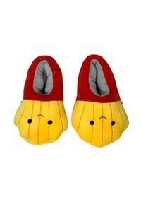 Pantofole di peluche gialle a forma di personaggio dei cartoni animati, con parte superiore rossa, interno grigio e tratti del viso ricamati in nero. Materiale morbido e testurizzato.