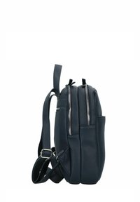 Sac à dos en cuir marine avec finition texturée, compartiments à double zip, une poche latérale et des bretelles réglables. Mesure environ 30 cm de hauteur.