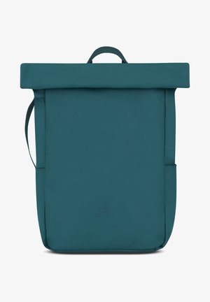 Tökéletesen sima anyagból készült, türkiz színű, feltekerhető hátizsák, elülső zsebbel, oldalsó pántokkal és dombornyomott logóval az alján. Egyszerű és funkcionális dizájn.