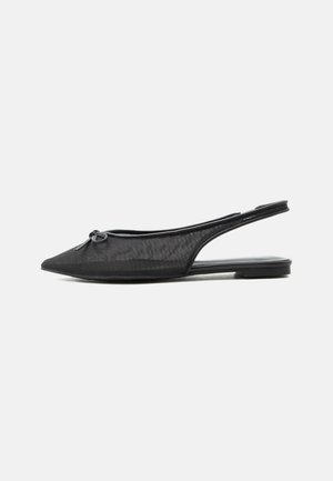 Scarpa bassa slingback in mesh nero con punta appuntita e piccolo dettaglio a fiocco sulla parte superiore, mostrata su sfondo bianco.