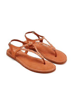 Sandalias de cuero marrón con tiras trenzadas, diseño de punta abierta y hebilla ajustable en el tobillo. Plantilla texturizada y detalles cosidos.