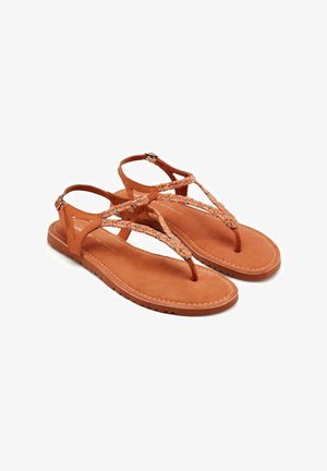 Sandalias de cuero marrón con tiras trenzadas, diseño de punta abierta y hebilla ajustable en el tobillo. Plantilla texturizada y detalles cosidos.