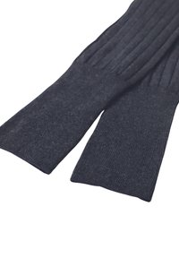 Muffole in tessuto a coste grigio scuro con design a polsino svasato, caratterizzate da una texture liscia e linee verticali uniformemente distanziate.