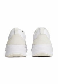 Białe sneakersy z gładką skórzaną cholewką, zamszowymi akcentami i grubą podeszwą środkową. Posiadają pętle na pięcie ułatwiające zakładanie.