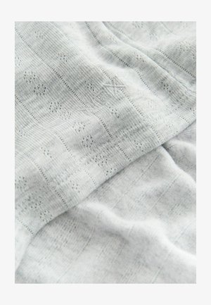 Tisă de culoare gri deschis, cu textură și dungi nervurate, decorate cu mici modele. Material moale și flexibil, cu detalii de cusătură subtile.