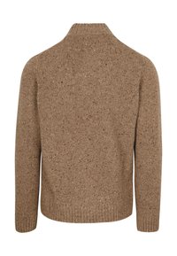 Bruine gebreide trui met een hoge kraag, lange mouwen en een gestructureerd patroon met vlekjes in verschillende kleuren.