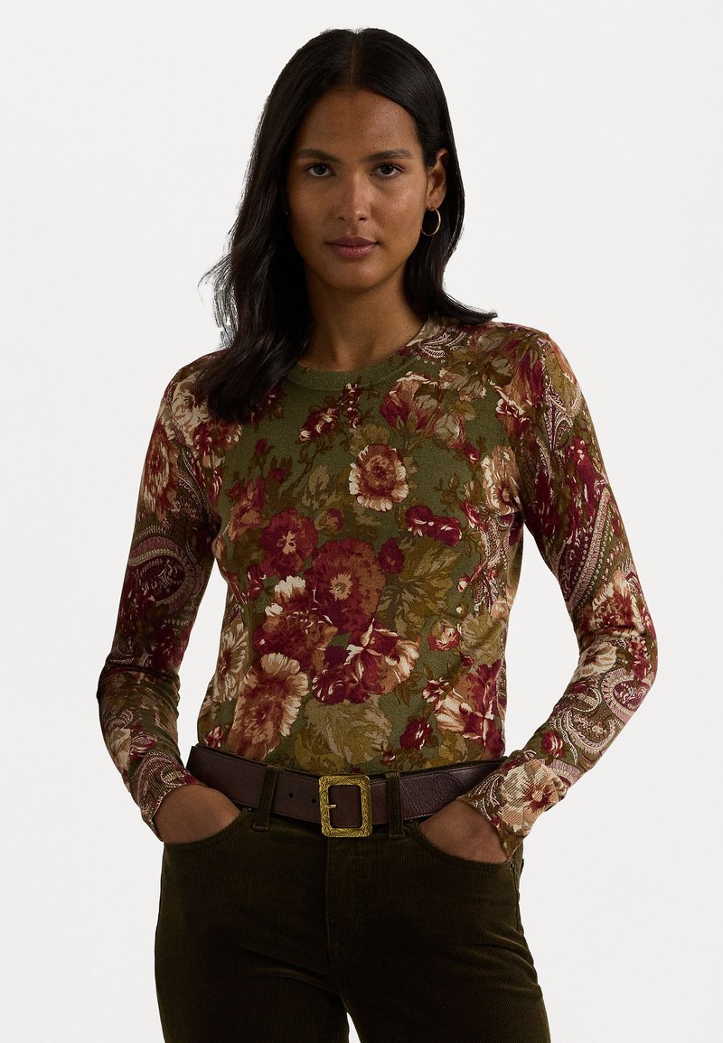 Μακρυμάνικη μπλούζα σε πράσινο χρώμα με λουλούδια σε κόκκινες και μπεζ αποχρώσεις. Διαθέτει στρογγυλή λαιμόκοψη και λεπτή υφή, συνδυασμένη με μια σκούρα καφέ ζώνη.
