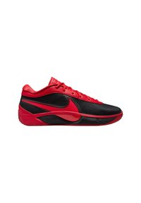 Scarpe sportive con tomaia nera, accenti rossi e una finitura testurizzata. Presenta un prominente logo Nike rosso e un design con lacci. Suola testurizzata.