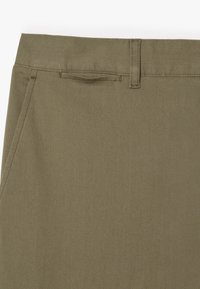 Khaki katoenen broeken met een gladde textuur, rechte snit en een tailleband met riemlussen, aangevuld met zijzakken.