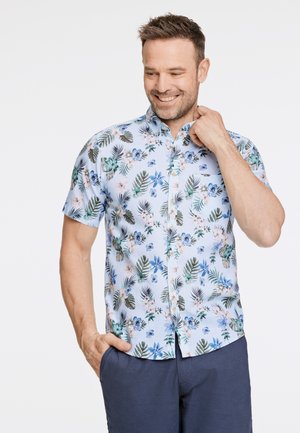 Korte mouw knoopshirt met een lichtblauwe stof en een bloemendessin in groene en blauwe tinten, en contrasterende knopen.