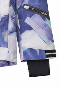 Giacca impermeabile colorata con un motivo astratto viola e blu, tasca con zip e polsini neri regolabili con accenti a righe.