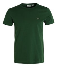 Camiseta de algodón verde con cuello redondo, mangas cortas y un pequeño logo bordado en el lado izquierdo del pecho. Textura suave, corte clásico.