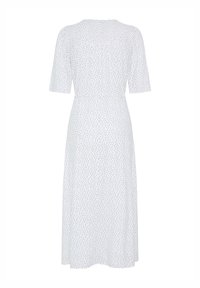 Robe midi blanche à manches courtes et taille cintrée, avec un petit motif à pois noirs sur toute la surface.